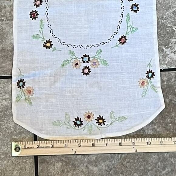 Vintage Hand Embroidered Table Runner Dresser Scarf Floral Scalloped Ends Decor - Picture 5 of 7